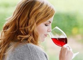 Женщинам полезно пить вино