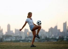 Женский футбол более полезен, чем синхронное плавание